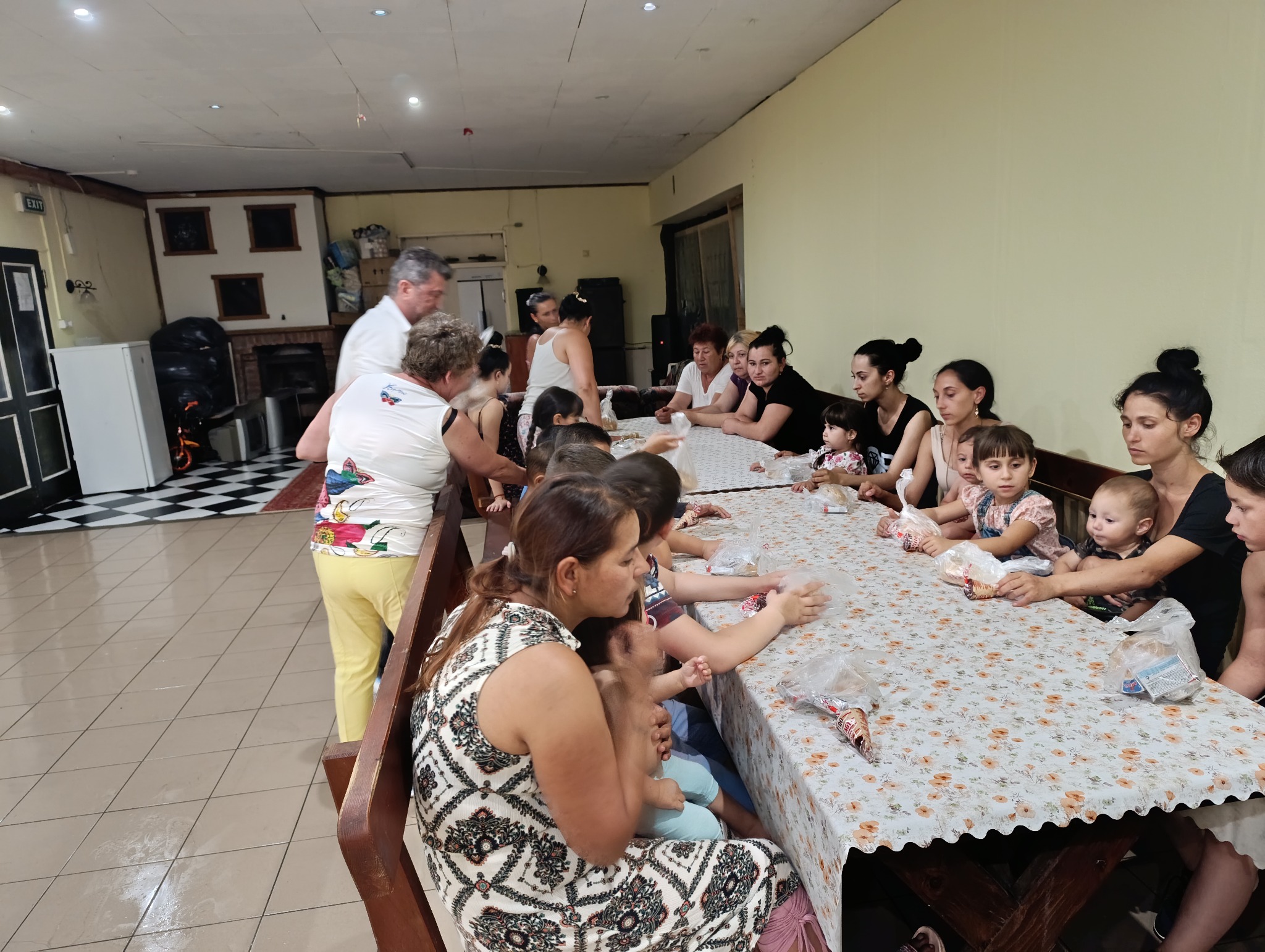 Családok és segítők közös élelmiszerosztáson